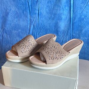 Nude Wedge Sandals sz 10, 12F-137s003